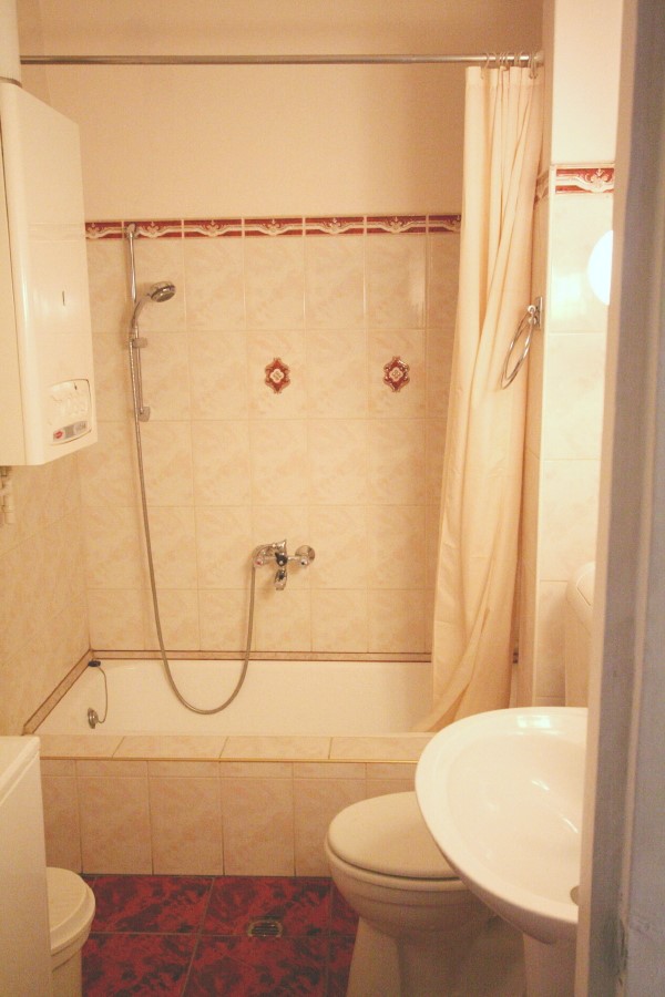 Budapest:  Apartman - zuhanyzó